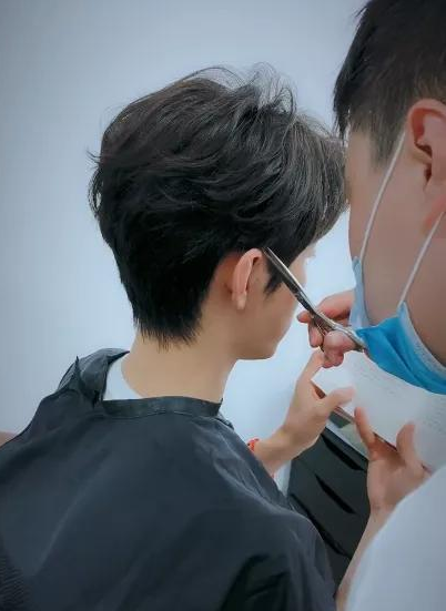 肖战|肖战逛街视频一出，包包断货，咖啡店火爆，普通销售拍马也赶不上