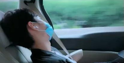 肖战|肖战逛街视频一出，包包断货，咖啡店火爆，普通销售拍马也赶不上