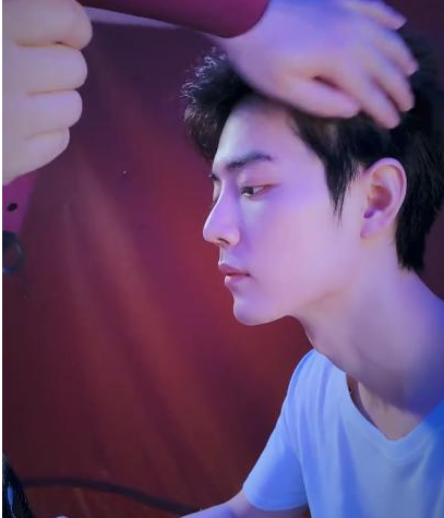 肖战|肖战逛街视频一出，包包断货，咖啡店火爆，普通销售拍马也赶不上