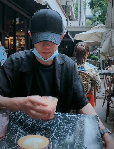 肖战|肖战逛街视频一出，包包断货，咖啡店火爆，普通销售拍马也赶不上