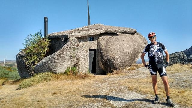 葡萄牙一处独特的石头屋,完全用巨石做成,每年吸引不少游客!