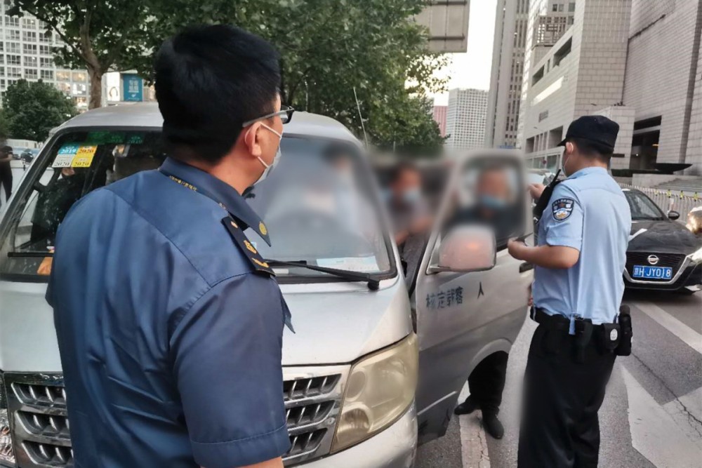 黑车司机面对民警执法竟无中生“娃”