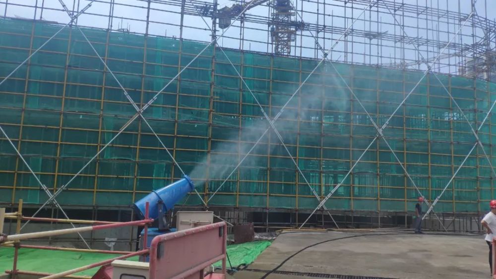 固定安装在四周的喷淋系统定时启动喷洒水雾,给工地来一场"人工降雨"