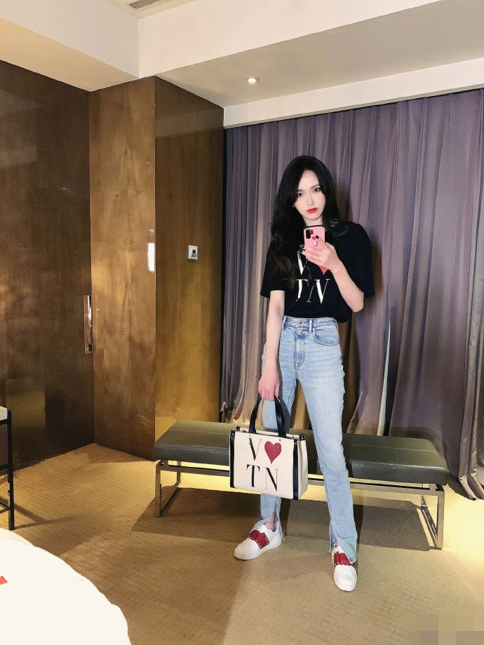 唐嫣|唐嫣晒收工照心情好，当妈后纤腰长腿依旧，网友喊话快回家陪女儿