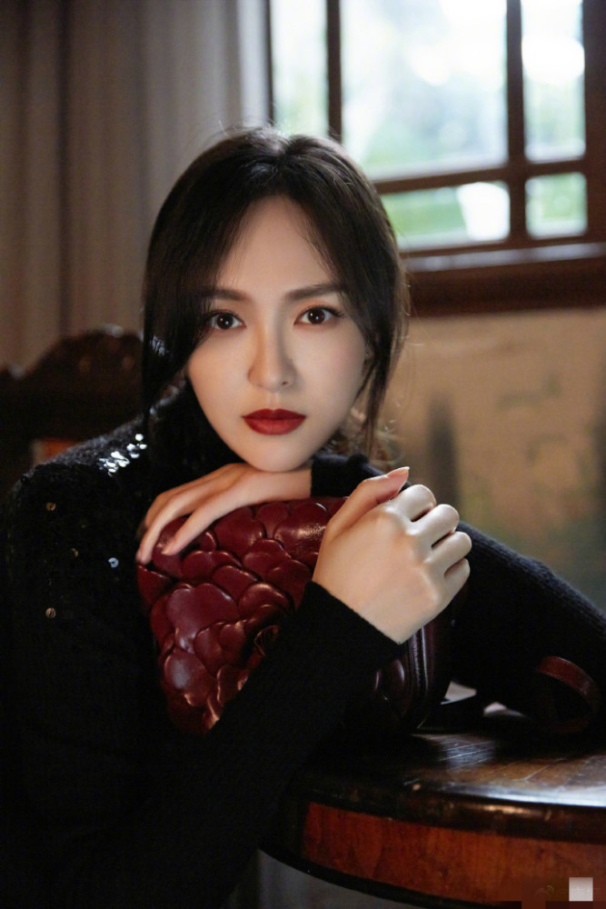 唐嫣|唐嫣晒收工照心情好，当妈后纤腰长腿依旧，网友喊话快回家陪女儿