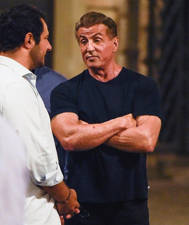 史泰龙的夏天怎么过?梳着大背头抽着雪茄烟,身边总有美女相伴