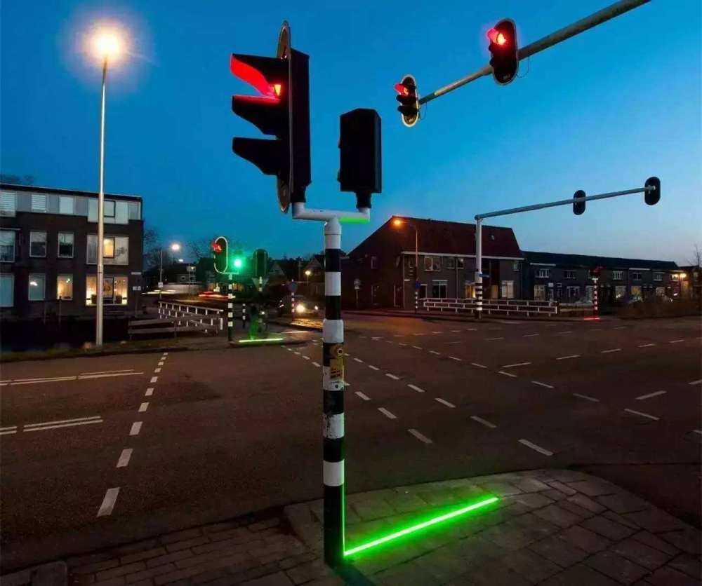 为了马路安全,广州市操碎了心:建了闪到不能玩手机的地上红绿灯