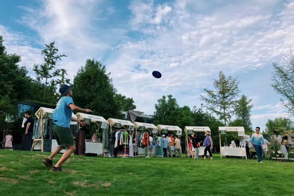 去草坪打滚儿,躲进夏夜乐章,听旅人带来一段远方的分享_腾讯新闻