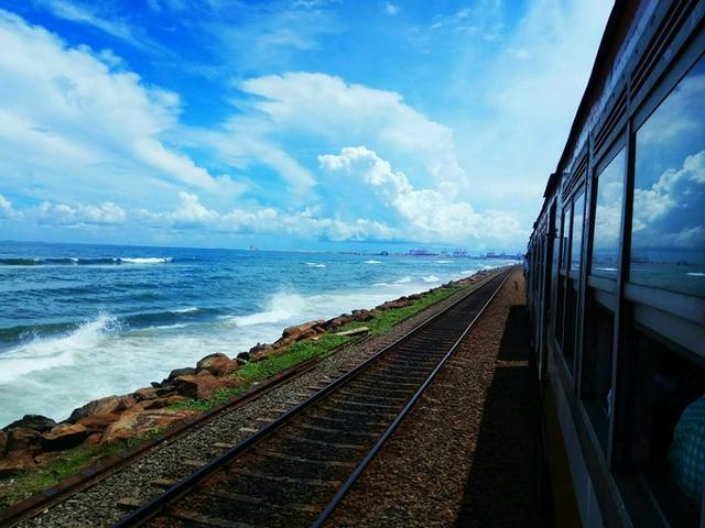 《千与千寻》同款海上火车，是斯里兰卡最火爆景点