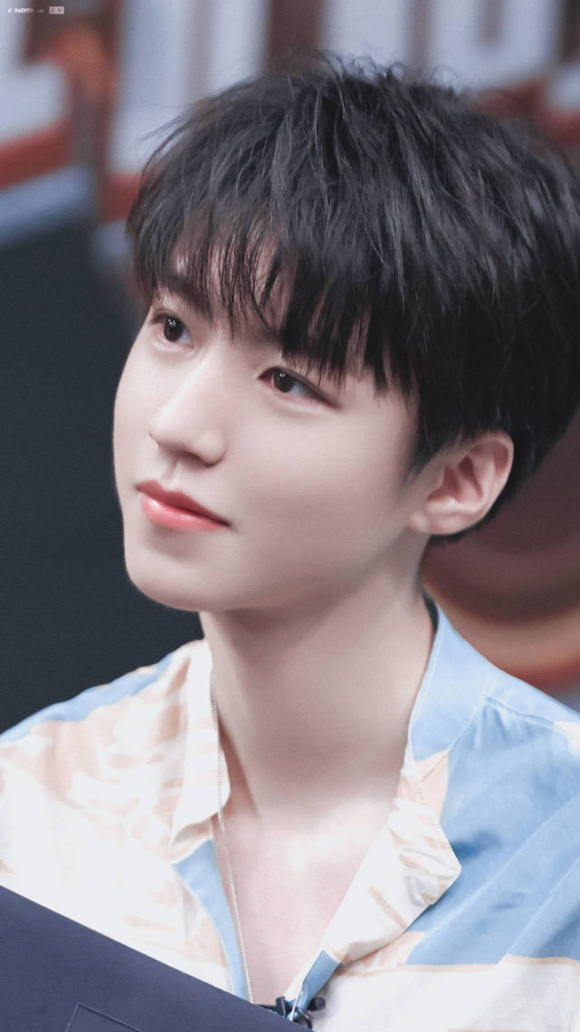 寻艺人气指数男艺人榜,95后蔡徐坤第2王一博第1,00后千玺三连冠