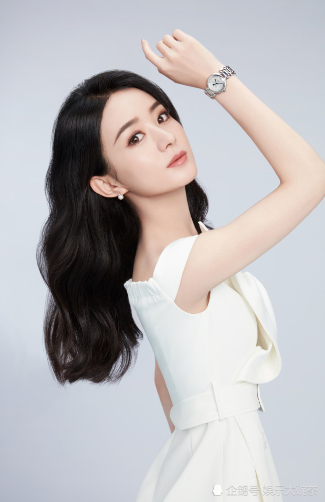 赵丽颖|赵丽颖刷新了气质新高度，波浪卷白长裙变温婉女神，果然精致迷人