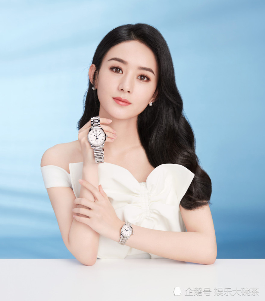 赵丽颖|赵丽颖刷新了气质新高度，波浪卷白长裙变温婉女神，果然精致迷人