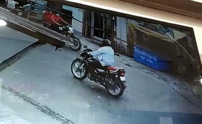 印度_社会|印度两男子欲搭讪女学生却误把她撞死，死者是数百万元奖学金得主