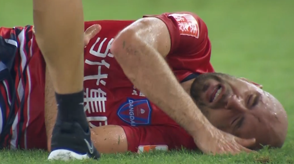 断子绝孙脚中超球员德容附体这一脚飞踹要禁赛几场