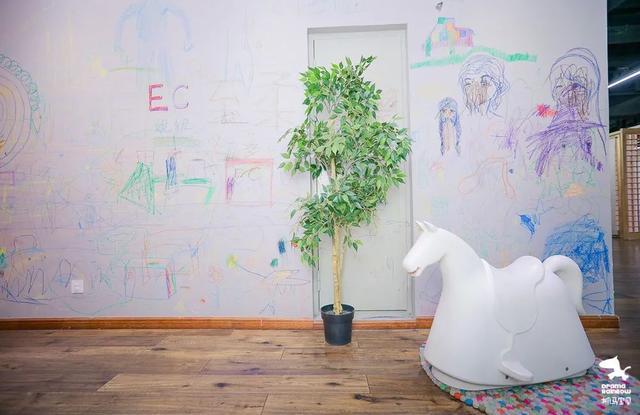 徐化|为抓马拍纪录片的导演说，抓马宝贝是一家奇怪的公司？