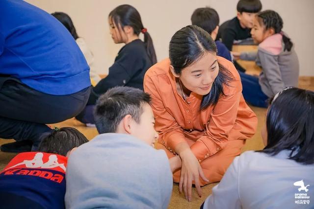 徐化|为抓马拍纪录片的导演说，抓马宝贝是一家奇怪的公司？