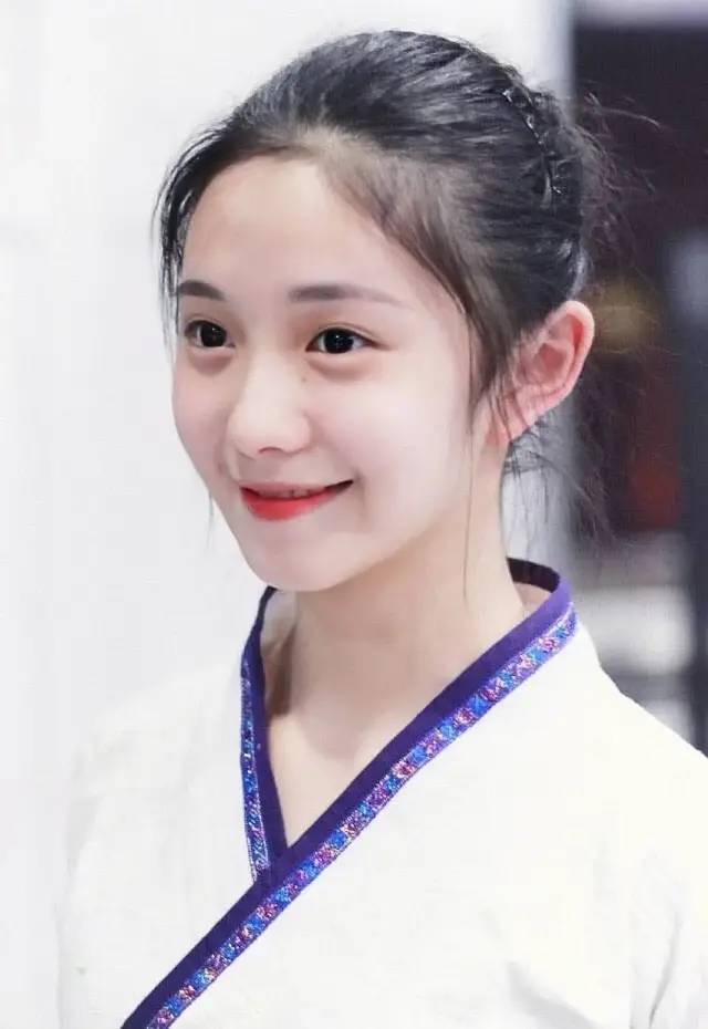 张艺谋|搭档千玺，碾压小黄鸭，00后最强资源花出现了！