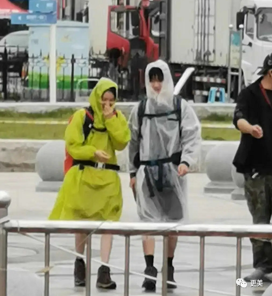 张艺谋|搭档千玺，碾压小黄鸭，00后最强资源花出现了！