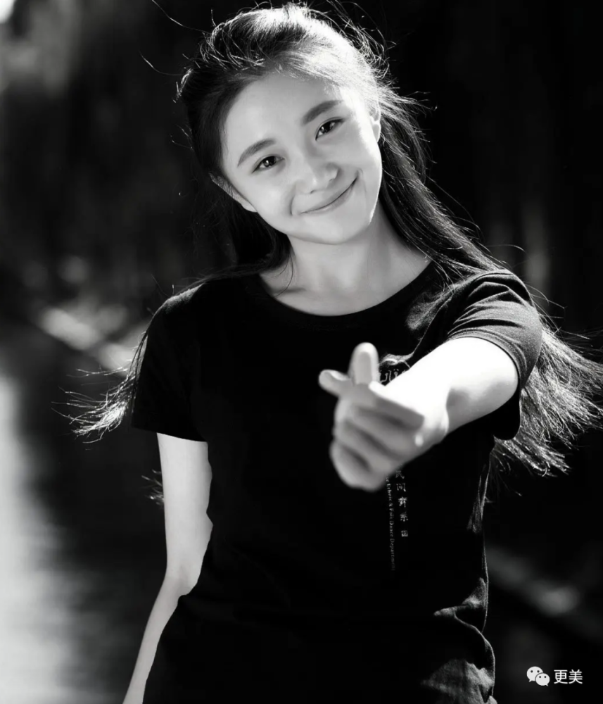 张艺谋|搭档千玺，碾压小黄鸭，00后最强资源花出现了！