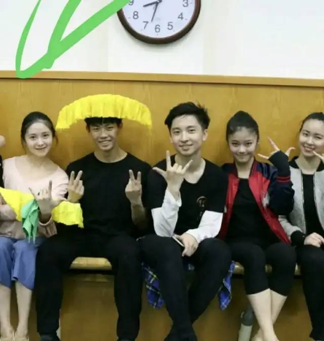 张艺谋|搭档千玺，碾压小黄鸭，00后最强资源花出现了！