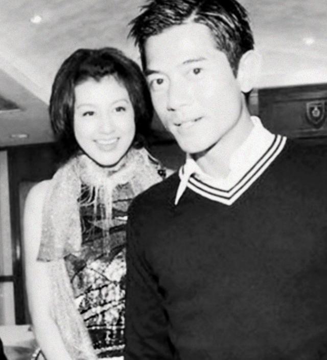 包租婆|无法重拍的瞬间：年轻的包租婆美到惊艳，图9骑摩托车的蔡明长发飘飘