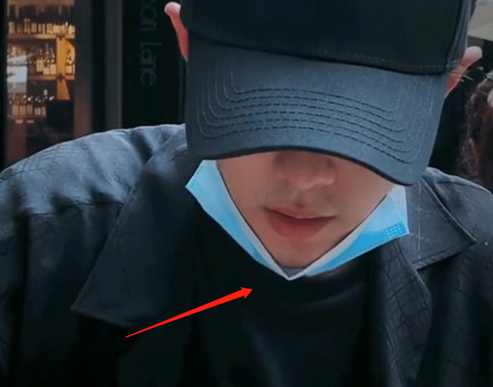 肖战|为啥说肖战对居中执念严重？看清他日常小动作后，瞬间明白啦