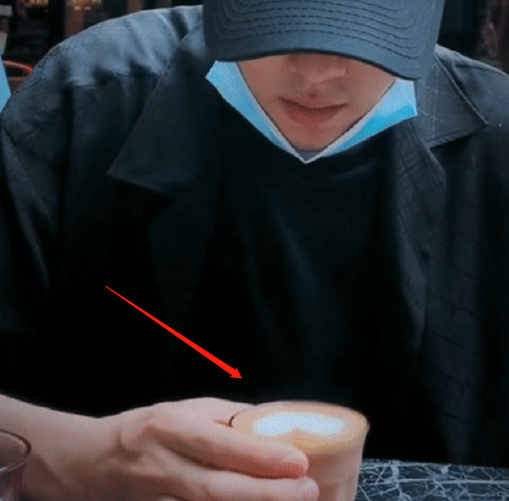 肖战|为啥说肖战对居中执念严重？看清他日常小动作后，瞬间明白啦