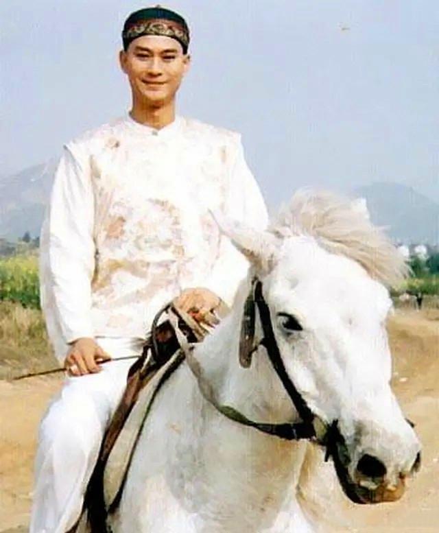 包租婆|无法重拍的瞬间：年轻的包租婆美到惊艳，图9骑摩托车的蔡明长发飘飘