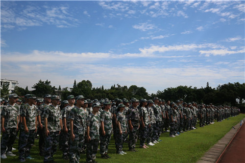 临澧高一男生军训中暑离世,事故是警示,军训各方究竟该怎样做?