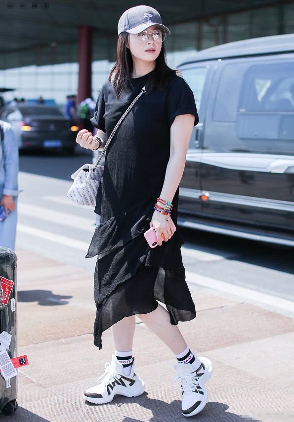 蒋欣|蒋欣算不算业界奇迹，新照曝光比自己助理还壮，却凭演技戏约不断