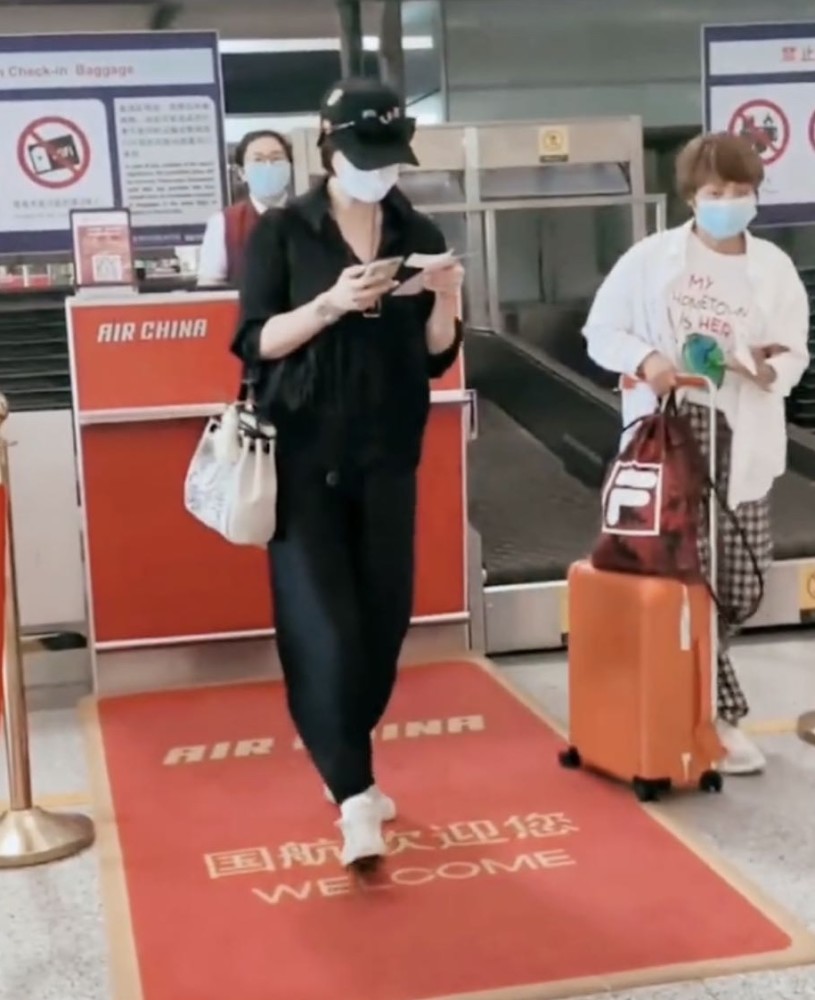 蒋欣|蒋欣算不算业界奇迹，新照曝光比自己助理还壮，却凭演技戏约不断