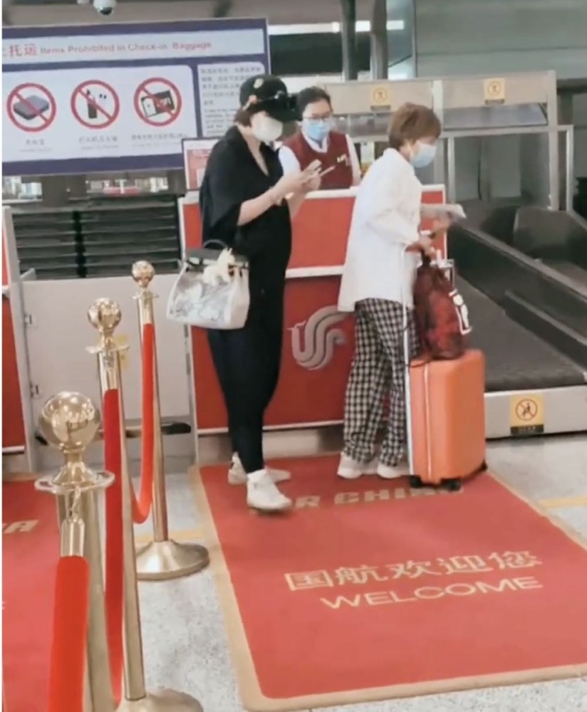 蒋欣|蒋欣算不算业界奇迹，新照曝光比自己助理还壮，却凭演技戏约不断