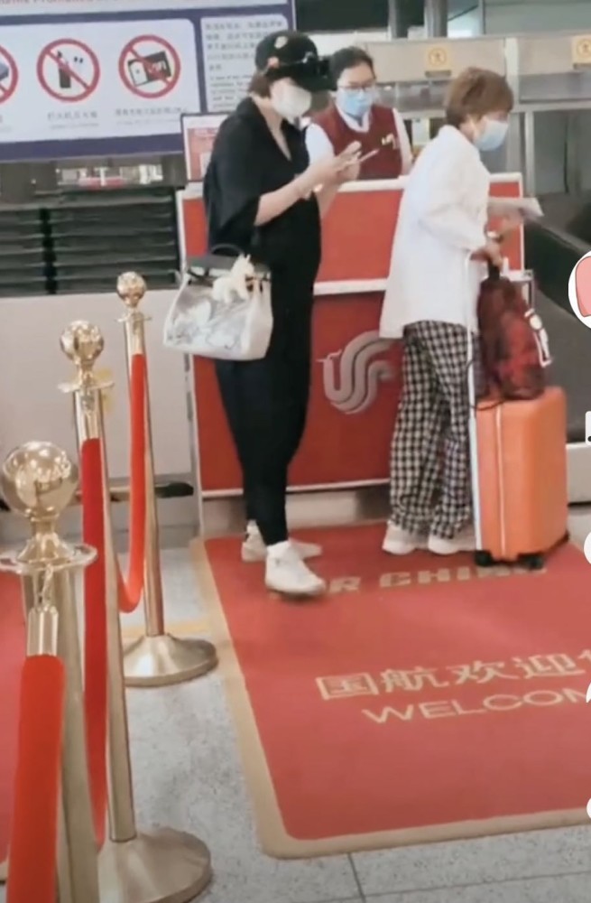 蒋欣|蒋欣算不算业界奇迹，新照曝光比自己助理还壮，却凭演技戏约不断