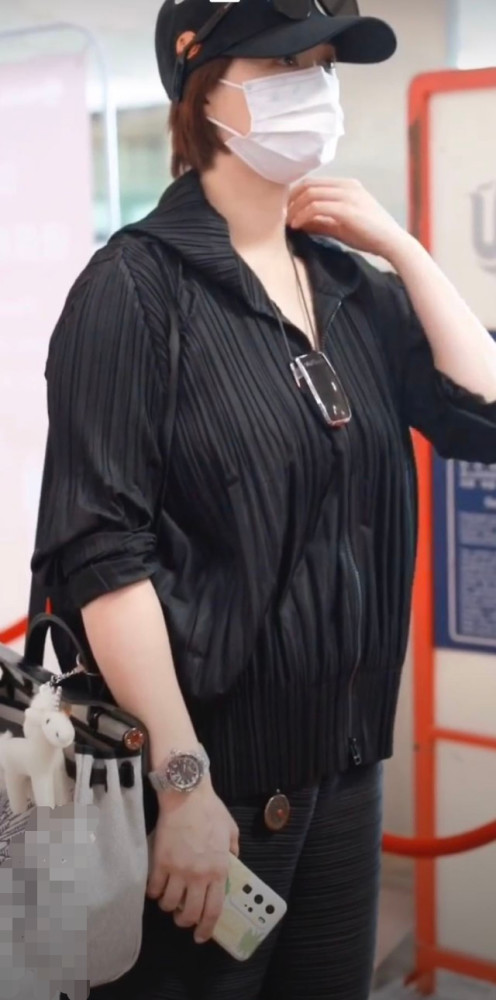 蒋欣|蒋欣算不算业界奇迹，新照曝光比自己助理还壮，却凭演技戏约不断