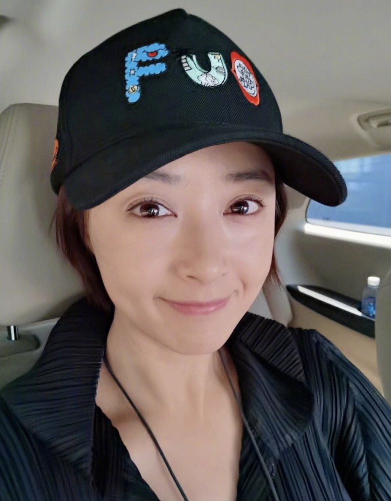 蒋欣|蒋欣算不算业界奇迹，新照曝光比自己助理还壮，却凭演技戏约不断