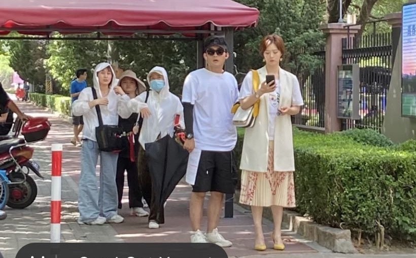 蒋欣|蒋欣算不算业界奇迹，新照曝光比自己助理还壮，却凭演技戏约不断