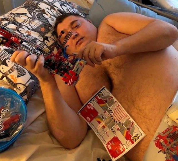 车祸|男子车祸后给妻儿留下告别录音，双腿截肢康复后又和妻子染上新冠