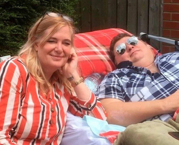 车祸|男子车祸后给妻儿留下告别录音，双腿截肢康复后又和妻子染上新冠