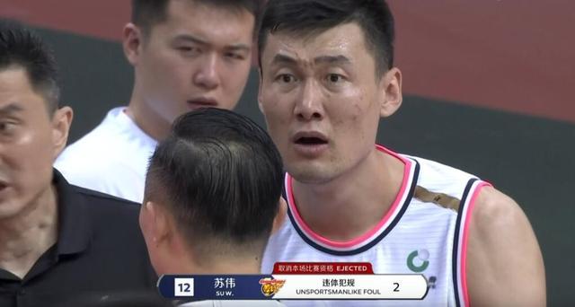 次节8分38秒,场上第一次发生了争议——苏伟在防守端直接撂倒了韩德君