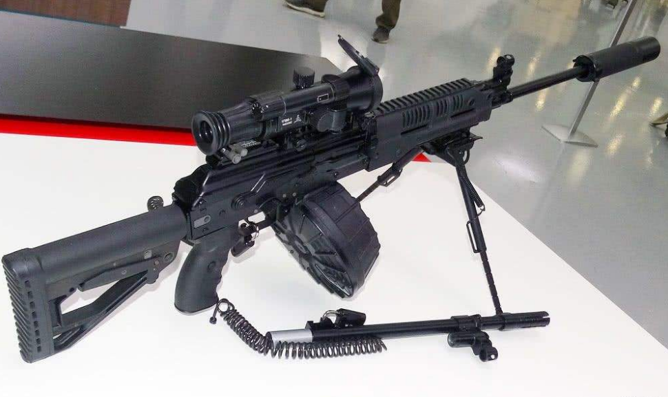 战斗民族装备突击机枪,95发弹鼓专治火力不足焦虑症,还配消音器