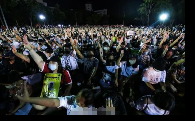 法政大学|泰国名校学生大规模示威集会！事情越闹越不对劲，校方紧急“刹车”！