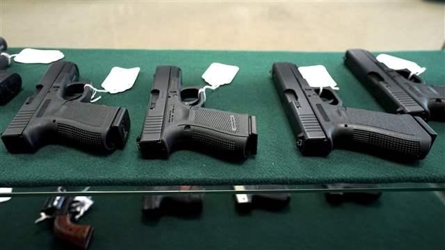 警察|美国几名黑人男孩被人持刀威胁，警察赶到后竟举枪对准黑人男孩