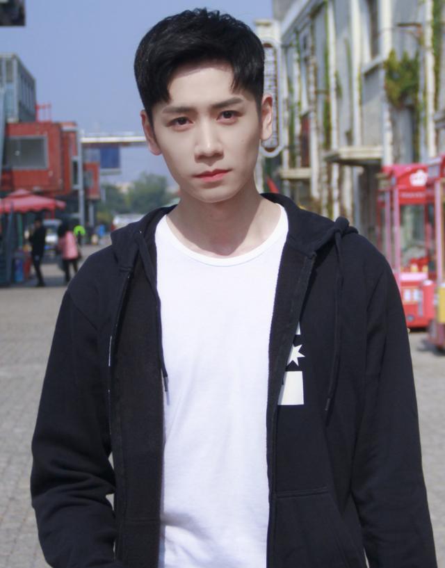 离人心上女主弟弟星辰出道6年资源太虐还撞脸朱一龙