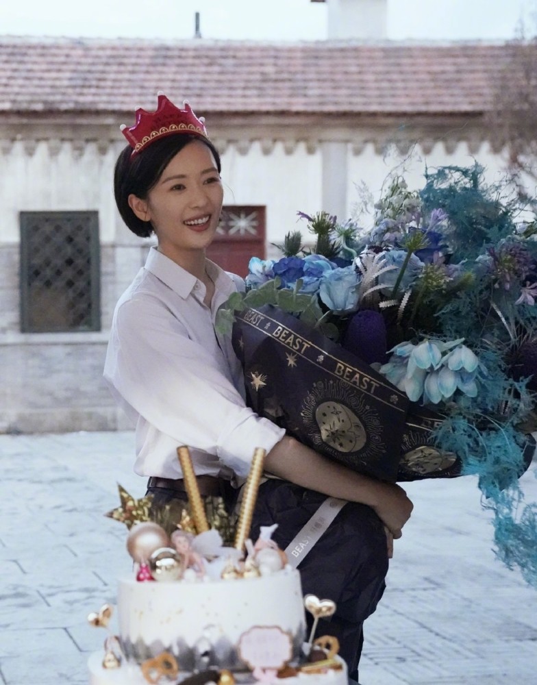 童瑶|童瑶换短发造型更像章子怡，晒剧组庆生照，或成为第二个章子怡？