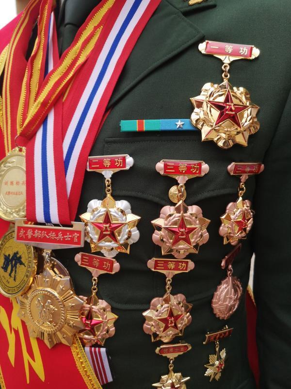 何格不仅是合格胸前还戴满军功章