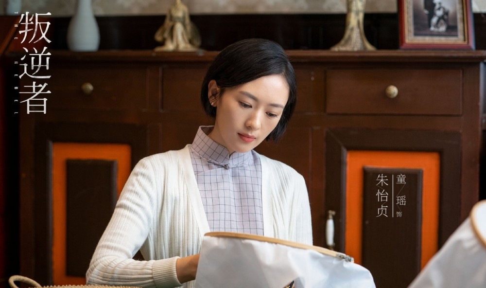 童瑶|童瑶换短发造型更像章子怡，晒剧组庆生照，或成为第二个章子怡？