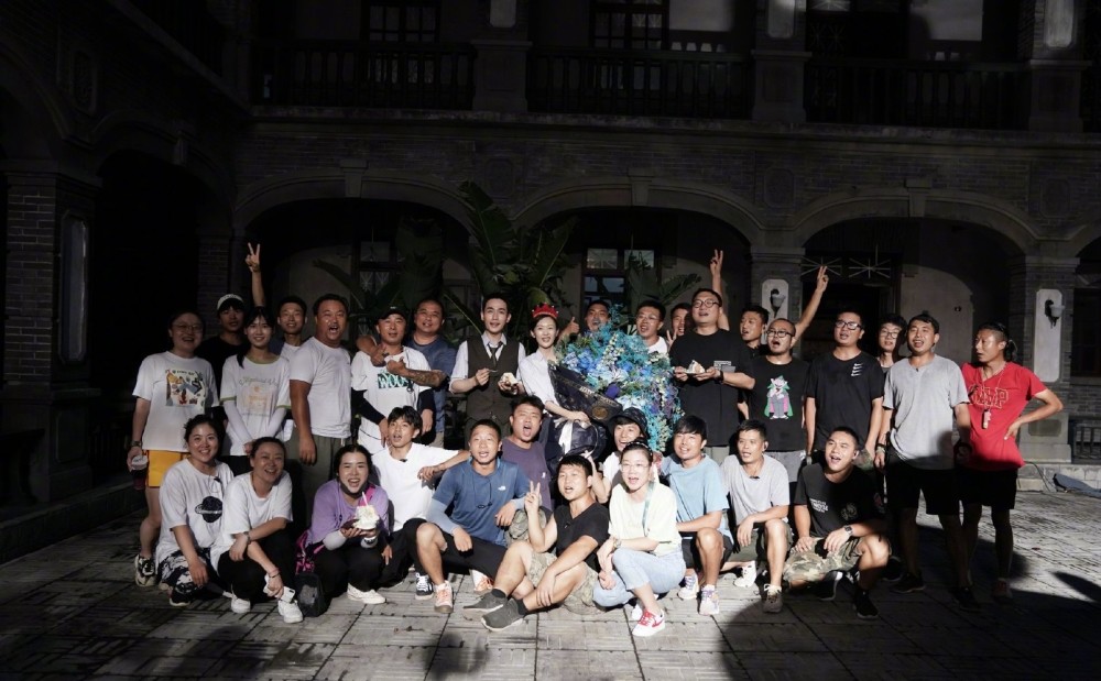 童瑶|童瑶换短发造型更像章子怡，晒剧组庆生照，或成为第二个章子怡？