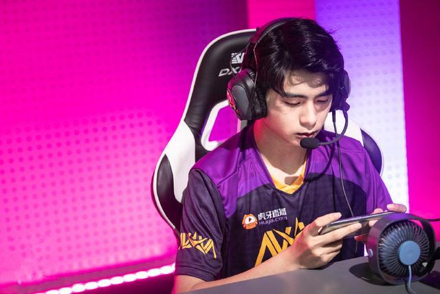 迷妹也紧跟不求人的步伐,当然,不仅是颜值高,不求人也有很多优势,吃鸡