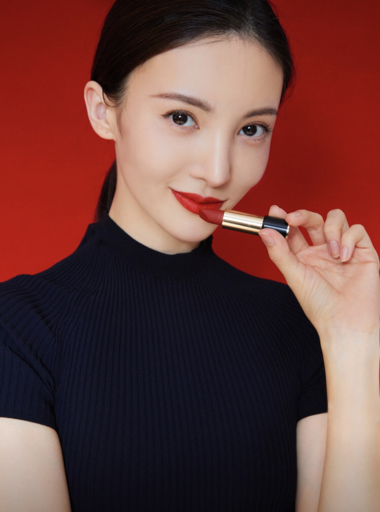 金晨晒童年照片,回应被指"嘴歪"一事,每个人都美得独一无二