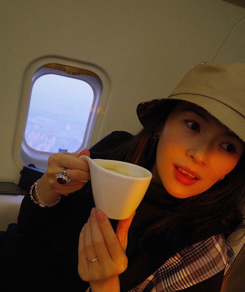 童瑶|童瑶换短发造型更像章子怡，晒剧组庆生照，或成为第二个章子怡？